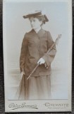 Fotografie tip CDV, femeie cu palarie, sfarsit de secol XIX