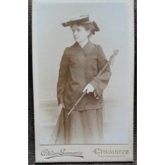 Fotografie tip CDV, femeie cu palarie, sfarsit de secol XIX