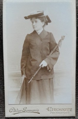 Fotografie tip CDV, femeie cu palarie, sfarsit de secol XIX foto