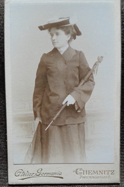 Fotografie tip CDV, femeie cu palarie, sfarsit de secol XIX