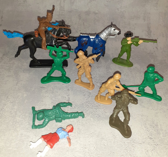 10 figurine, soldati, cai, husar, gospodina incompleta, vanator - LOT 7 -