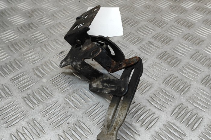 Zăvor de siguranță capota AUDI A8 D2 4D2, 4D8 1997 OEM: 4D0823485C 29949886