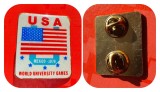 H468-Insigna USA- MEXICO 1979-Jocurile Universitare Mondiale alama aurita si emailata stare buna cu 2 inchizatori spate, marimi 3/2,5 cm.