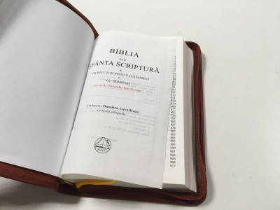 BIBLIA CORNILESCU- REVIZUITA ORTOGRAFIC, CUVINTELE DOMNULUI IN ROSU, CU FERMOAR foto