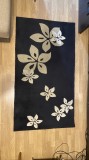 Covor negru: lungime 159cm și lățime 90 cm
