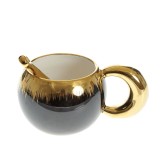 Cana din ceramica rotunda cu lingurita si detalii aurii