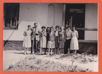AMS @ - FOTO ACADEMICIANUL CRISTOFOR SIMIONESCU CU CADRELE DIDACTICE ALE SCOLII DIN SATUL PLOPENI, COM. SALCEA, CU DEDICATIE SI AUTOGRAF A , 1963 foto