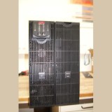 APC Smart UPS SURT8000XLI cu acumulatori noi compatibili