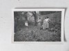 Fotografie veche anii 60, 3 femei si o fetita cu papusa in mana, intr-o curte, 9.5x6.5cm, alb-negru