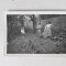 Fotografie veche anii 60, 3 femei si o fetita cu papusa in mana, intr-o curte, 9.5x6.5cm, alb-negru