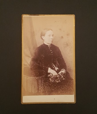 Portret Femeie . Studio Victorian. Fotografie carte de vizită veche Anglia foto