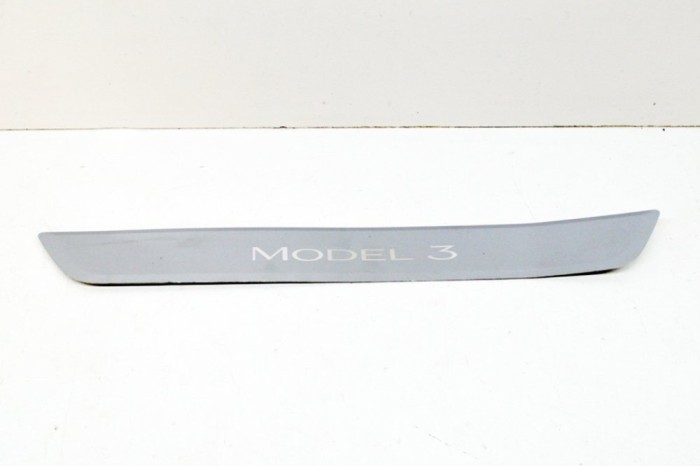 Ornament prag st&acirc;nga față TESLA MODEL 3 2018 OEM: 1090844-00-C 12159471