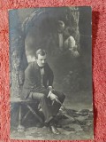 Fotografie tip carte postala, barbat pe bance, 1912