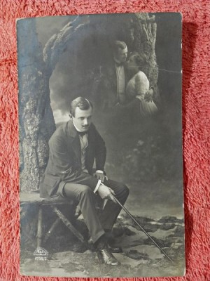 Fotografie tip carte postala, barbat pe bance, 1912 foto
