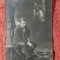 Fotografie tip carte postala, barbat pe bance, 1912