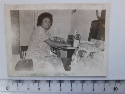 Fotografie cu croitoreasă la mașina de cusut foto