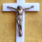 Crucifix catolic, Isus din aliaj turnat placat bronz auriu, pe cruce duroplast