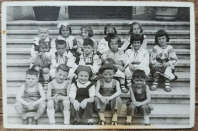 Copii de gradinita costumati, majoritatea in port// foto anii &amp;#039;40 foto
