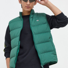 Tommy Jeans vestă de puf bărbați, culoarea verde DM0DM17893