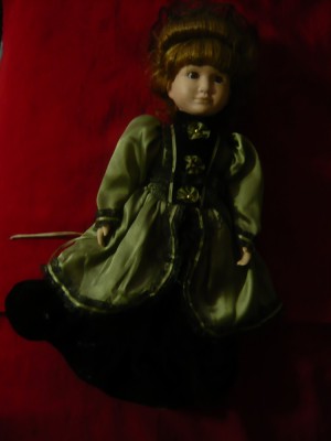 Papusa cap, maini,picioare portelan ,rochie neagra si verde ,par in coc,h=43cm foto