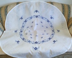 Fata de masa Vintage din bumbac cu broderie manuala- Flori Bleu