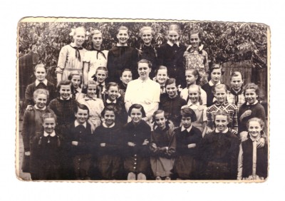 Foto de dimensiunea unei CP Invatatoare cu eleve, limba maghiara, Cluj, 1956 foto