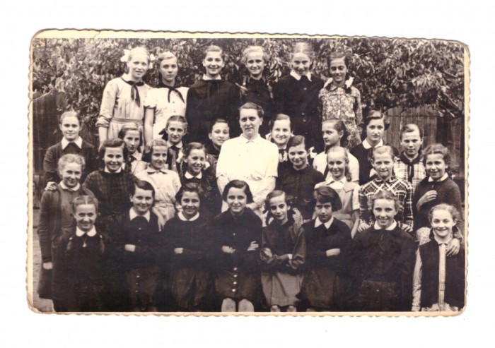 Foto de dimensiunea unei CP Invatatoare cu eleve, limba maghiara, Cluj, 1956
