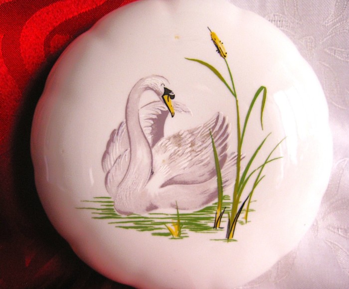 CASETA / BOMBONIERA PORTELAN BAVARIA DECOR LEBADA 13 CM