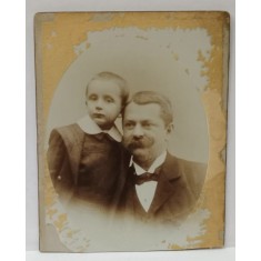 TATAL CU FIUL IN STUDIO , FOTOGRAF BUCURESTEAN , FOTO CABINET , CCA. 1900