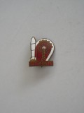 QW9 J 73 - Insigna - tematica pionieri - racheta si unde radio - tot inainte, Romania de la 1950