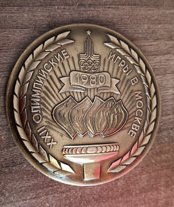 QW9 N7 98 - Insigna - tematica sport - sigla JO Moscova 1980 - diametrul 7 cm