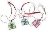 Set 3 Martisoare cu Flori Uscate in Rasina, Pandantiv Patrat 2x2.7cm, Verde, Fucsia, Turcoaz, Ambalaj Cadou Inclus