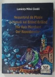 NEGUSTORUL DE PLOAIE / O MANUSI KAI BITINEL BRASIND / THE RAIN MERCHANT / DER REGENHANDLER de LUMINITA MIHAI CIOABA , 1997 * DEDICATIE , * TEXT MULTIL