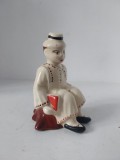 Invatatorul satului / Barbat in costum popular romanesc Maramures, bibelou vechi FAIMAR Baia Mare, anii 70-80, cca 11cm inaltime