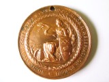 Rara! Medalie masonica la cel mai mic pret:Societatea Cooperativa a Constructorilor si Meseriasilor Romani-Concursul 1894,diam.=55 mm,gr.=78 grame