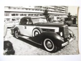 Rară! Fotografie originală 172 x 113 mm din anii 80 cu automobil de epoca participant la Raliul Automobile de Epoca in fata magazinului Bucur Obor, Alb-Negru, Romania de la 1950, Transporturi