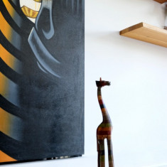Decoratiune sculptata si pictata manual girafa &#8211; Rainbow Giraffe, L