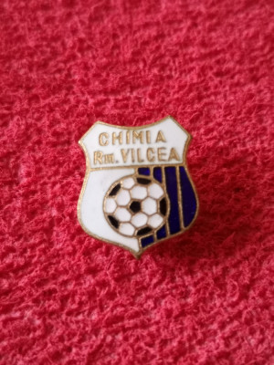 Insigna fotbal - &amp;quot;CHIMIA&amp;quot; RAMNICU-VALCEA foto