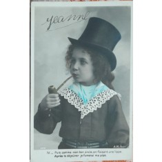 Fotografie tip carte postala, fetita cu joben si pipa, perioda interbelica