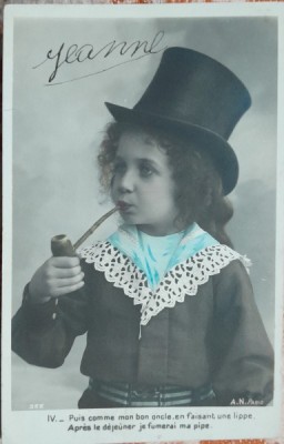 Fotografie tip carte postala, fetita cu joben si pipa, perioda interbelica foto