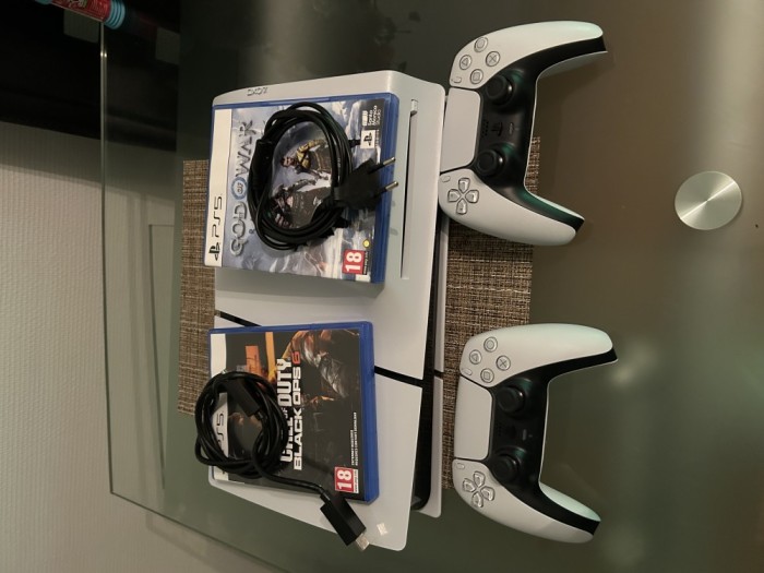 Set Complet PlayStation 5 (PS5) - 1 TB, Stare Excelentă + 2 Jocuri + 2 Controllere