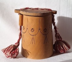 Putina - cana cu capac, arta populara - ARTIZANAT, confectionat din lemn pirogravat, de fabricatie romaneasca, anii 1970