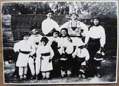 Familie de tarani romani, anii &amp;#039;30// reproducere de epoca foto