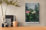 Tablou Canvas, "Flori ofilite după ploaie rece", Plante, Flori, Geam, Picături, Verdeață, Roua, Rece, Natură, Umiditate, Textură, 26 x 39 cm, CMCLASS