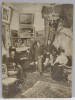 FOTOGRAFIE DE FAMILIE IN INTERIORUL UNEI LOCUINTE , SFARSIT DE SECOL XIX