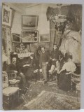 FOTOGRAFIE DE FAMILIE IN INTERIORUL UNEI LOCUINTE , SFARSIT DE SECOL XIX