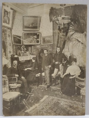 FOTOGRAFIE DE FAMILIE IN INTERIORUL UNEI LOCUINTE , SFARSIT DE SECOL XIX foto