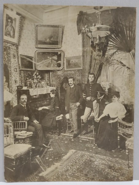 FOTOGRAFIE DE FAMILIE IN INTERIORUL UNEI LOCUINTE , SFARSIT DE SECOL XIX