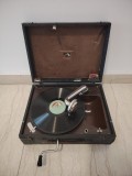 Gramofon portabil antic marca "La Voix de son Ma&icirc;tre" (His Master's Voice).