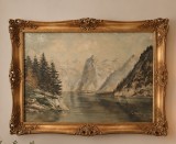 Tabloul &icirc;nfățișează un peisaj montan cu lac realizat &icirc;n tehnica ulei pe p&acirc;nză, &icirc;ncadrat &icirc;ntr-o ramă decorativă aurită, stil Baroc